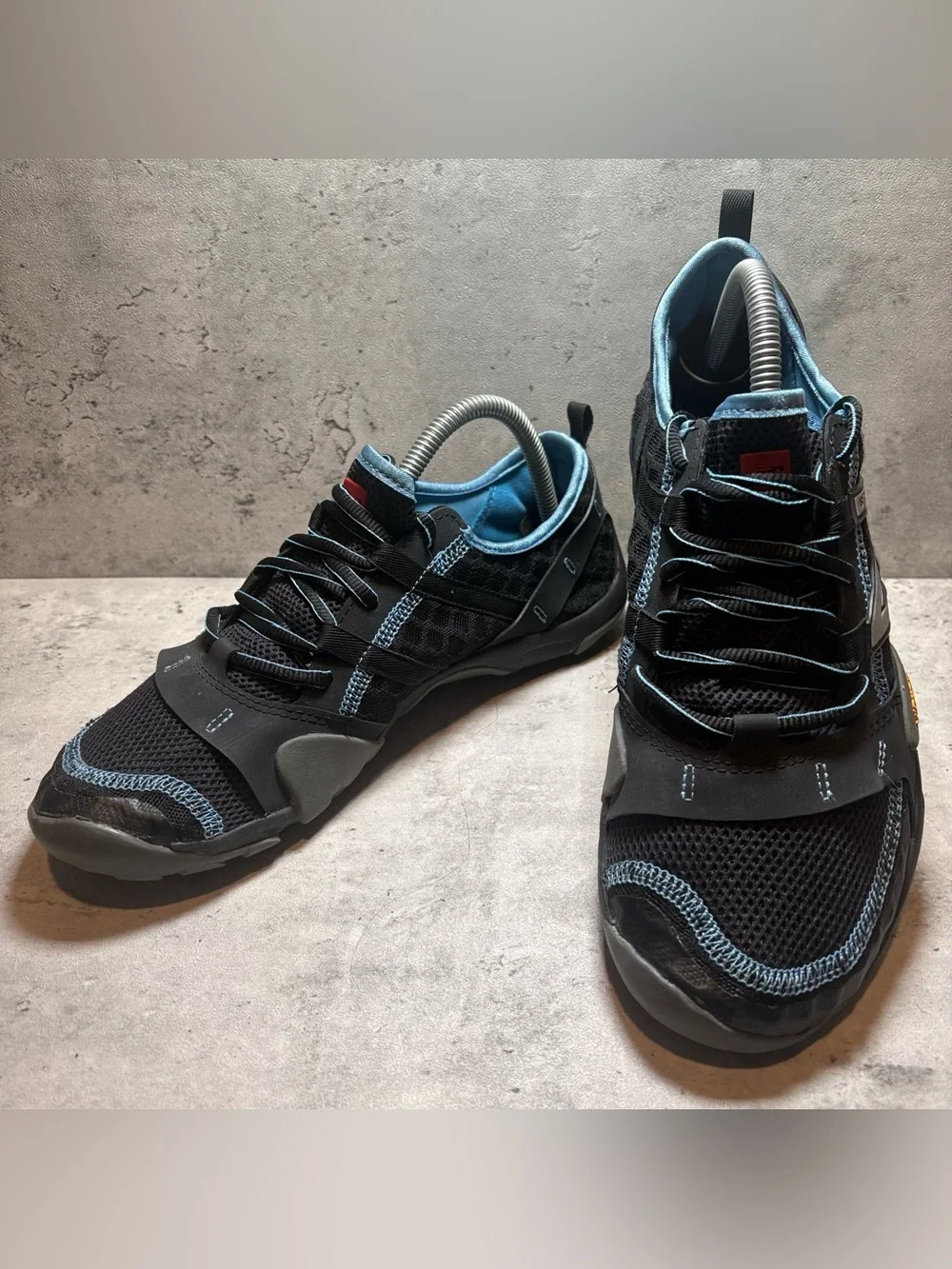 New Balance Minimus 10v1 Black Blue Vibram Trail Running Shoes Womens Size 10D